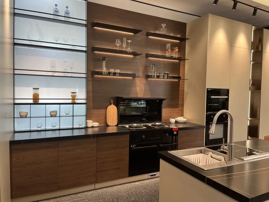 一部煥新家│傳統(tǒng)三件套已經(jīng)落伍，現(xiàn)在廚房流行這樣裝