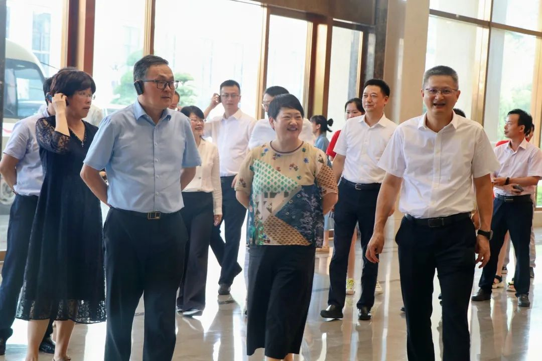 浙江寧波鎮(zhèn)海中學領(lǐng)導班子蒞臨集成灶品牌帥豐電器參觀調(diào)研