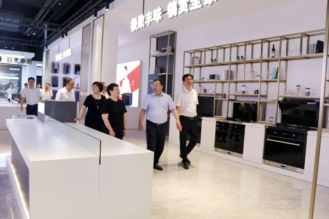 中國(guó)五金制品協(xié)會(huì)理事長(zhǎng)一行蒞臨集成灶品牌帥豐電器考察指導(dǎo)
