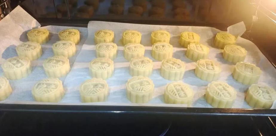 帥豐集成灶風(fēng)火輪蒸烤箱烤制的花式月餅，盡享中秋團(tuán)圓味！