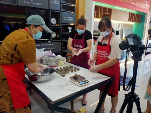 帥豐集成灶風(fēng)火輪蒸烤箱烤制的花式月餅，盡享中秋團(tuán)圓味！