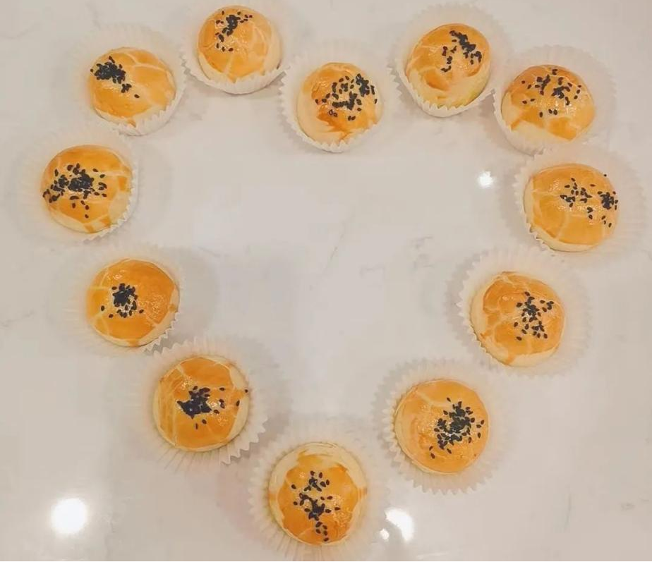 帥豐集成灶風(fēng)火輪蒸烤箱烤制的花式月餅，盡享中秋團(tuán)圓味！