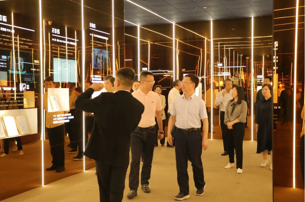 荊州市人大常委會黨組副書記、副主任鄧應(yīng)軍一行蒞臨帥豐調(diào)研指導，助力企業(yè)更好更快發(fā)展！