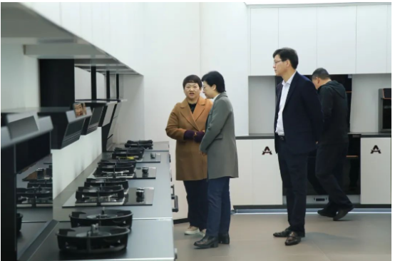 快訊 | 嵊州市委副書記、市長(zhǎng)潘超英，副市長(zhǎng)郭偉鋒一行蒞臨帥豐電器參觀調(diào)研