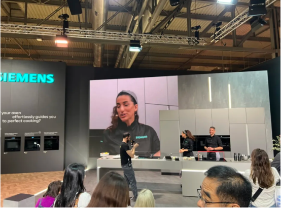 董事長(zhǎng)商若云帶隊(duì)探知米蘭家具展，洞察國(guó)際家居設(shè)計(jì)新趨勢(shì)