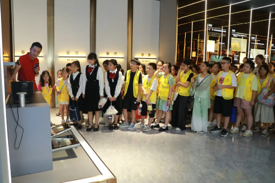 董事長商若云攜手舉辦愛心夏令營活動，點亮孩子們的精彩暑期！