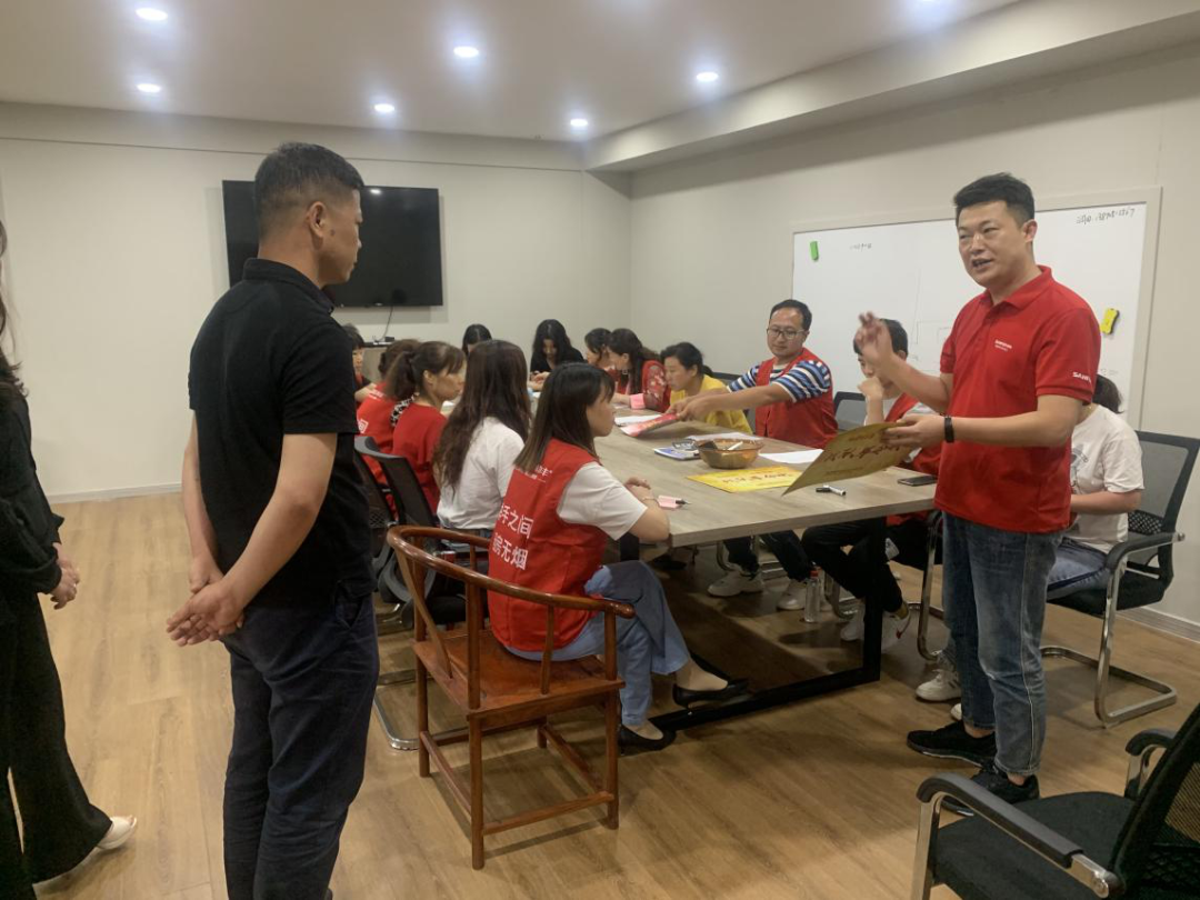 向帥豐電器優(yōu)秀經(jīng)銷商張熙明學(xué)習(xí)，共同目睹門店風(fēng)采