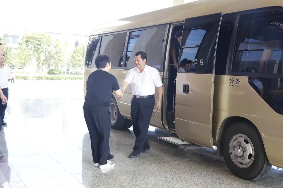 大國(guó)品牌|紹興市人大常委會(huì)主任譚志桂一行走訪帥豐電器，大力稱贊帥豐實(shí)力